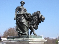 Buckingham Palace Fountain (statue 1 zoom).jpg